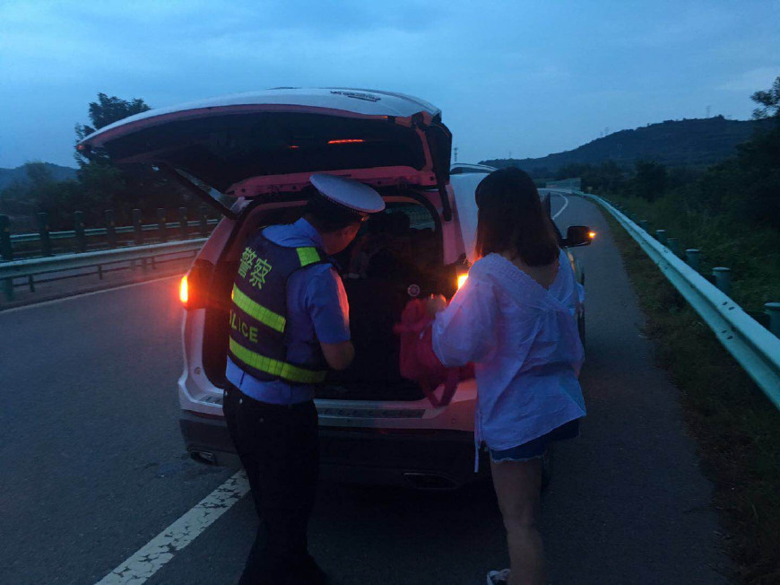 小车行驶途中汽油耗尽 圣地高...